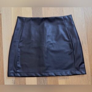 Lulu's Women’s Classic Black Vegan Leather Mini Skirt Size Large Like New